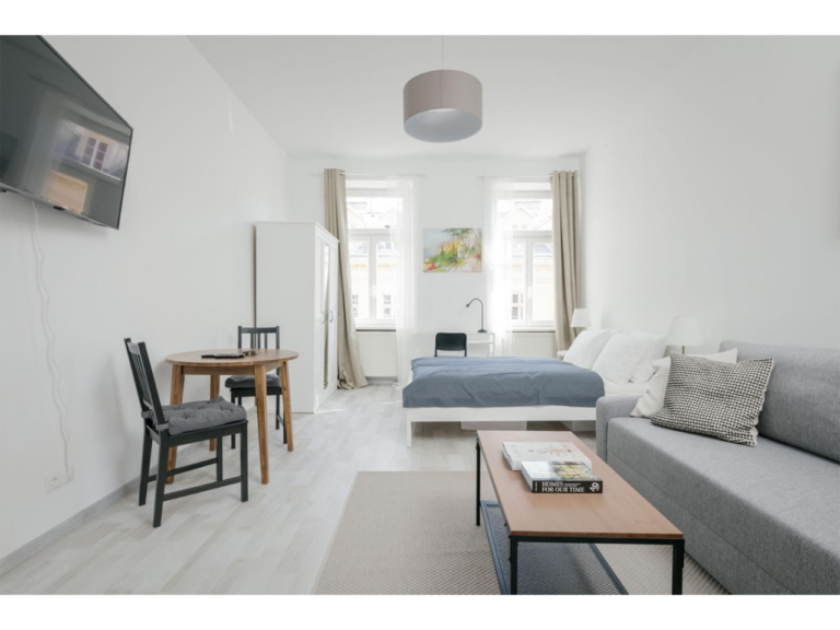 Ap. 15 Traditional studio by Metro, quiet & central