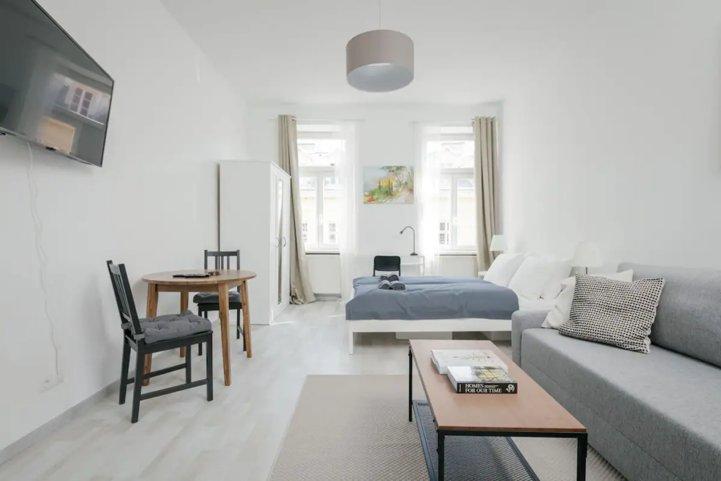 Traditional studio by Metro, quiet & central, fully renovated