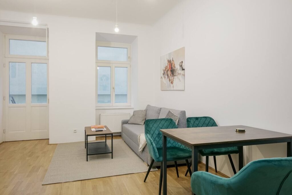 Central & Quiet 2BR w/ backyard, by metro