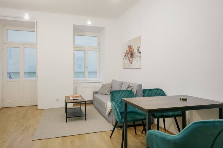 Ap. 20 Central & Quiet 2BR w/ backyard, by metro