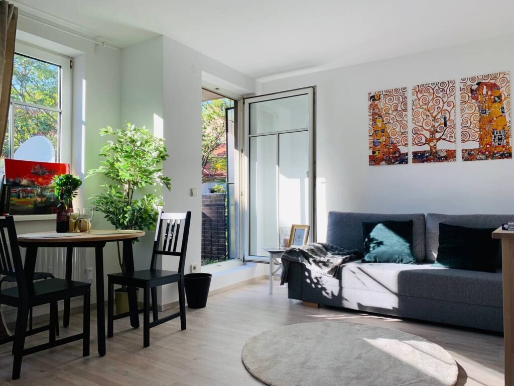 By Metro, Central Station, Shopping Str.