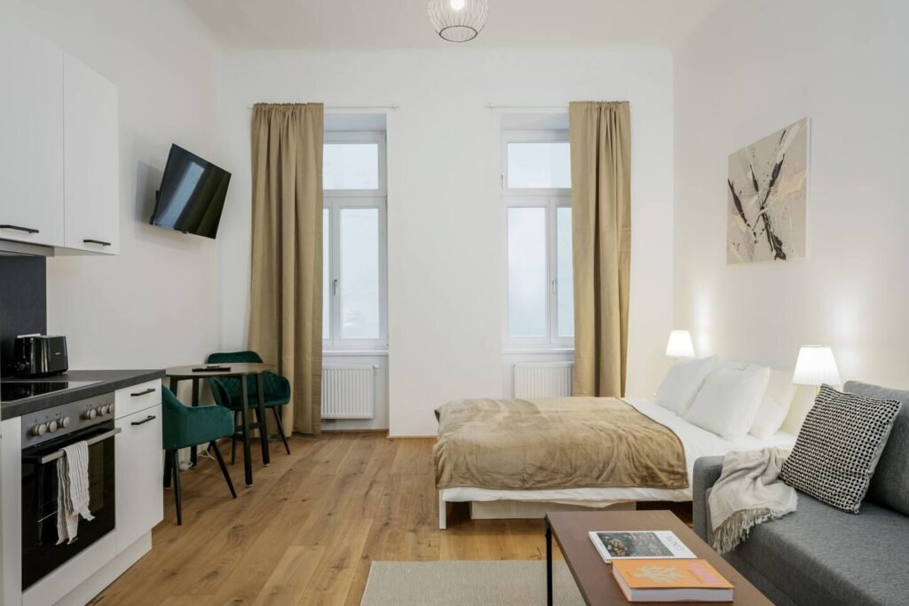 Central & quiet studio by metro, central