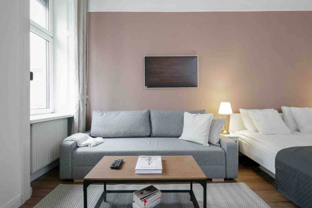 Traditional Studio, direct tram to center