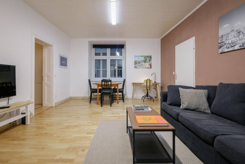 City Center, spacious & quiet, by metro