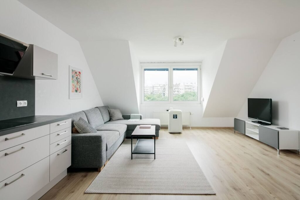 Sunny 2BR, quiet & central near metro