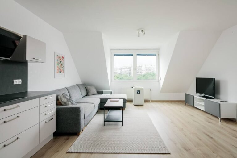 Ap. 12 Sunny 2BR, quiet & central near metro