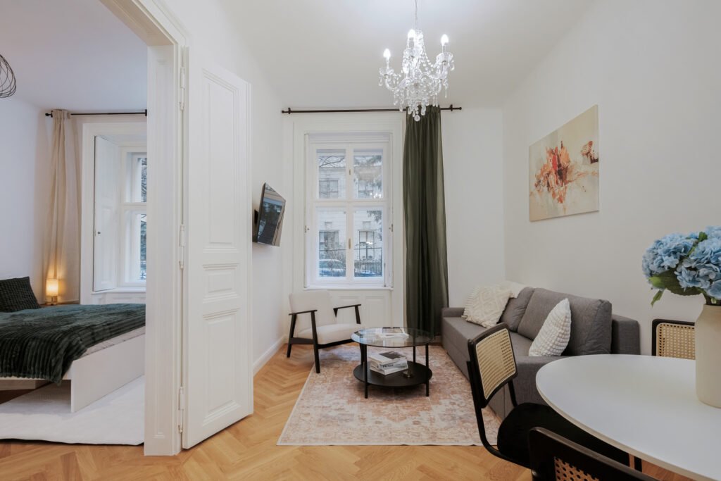 Vienna's most Charming Street, Central near Metro, Spacious 2 Bedrooms 