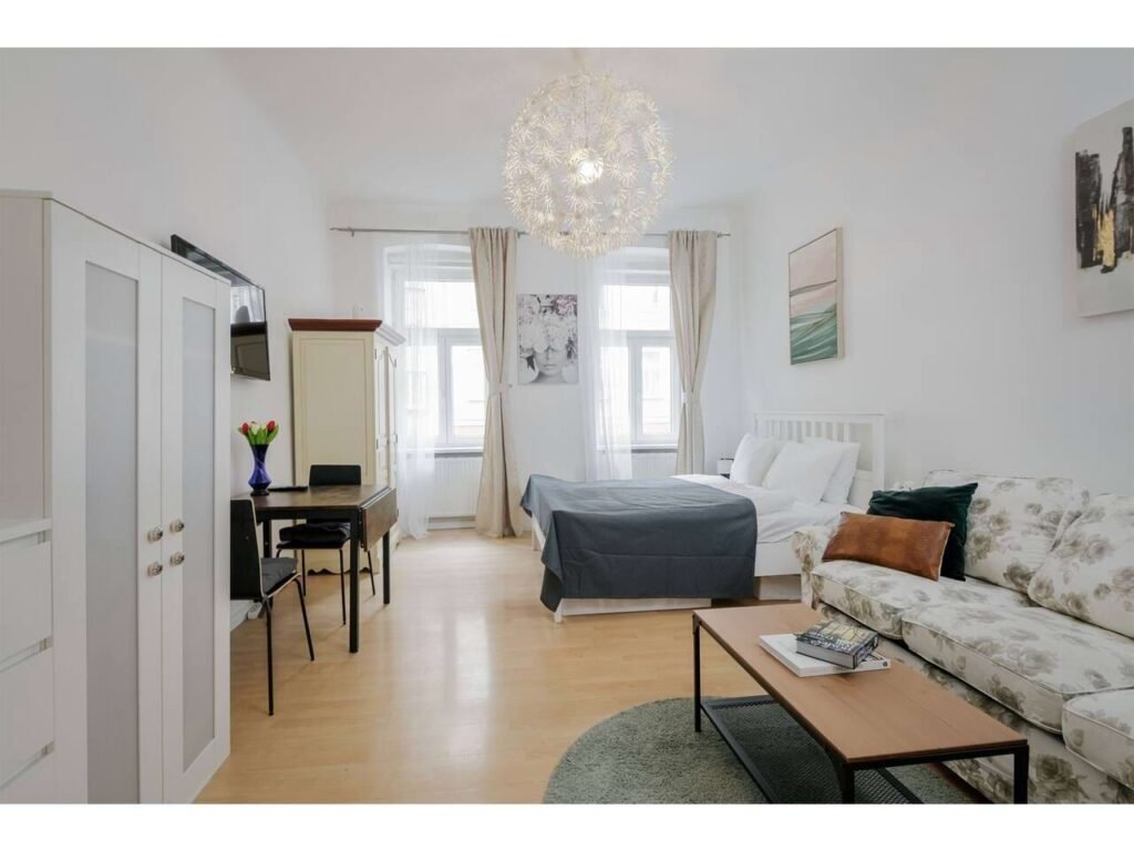 Belvedere & Central Station, Quiet & Central